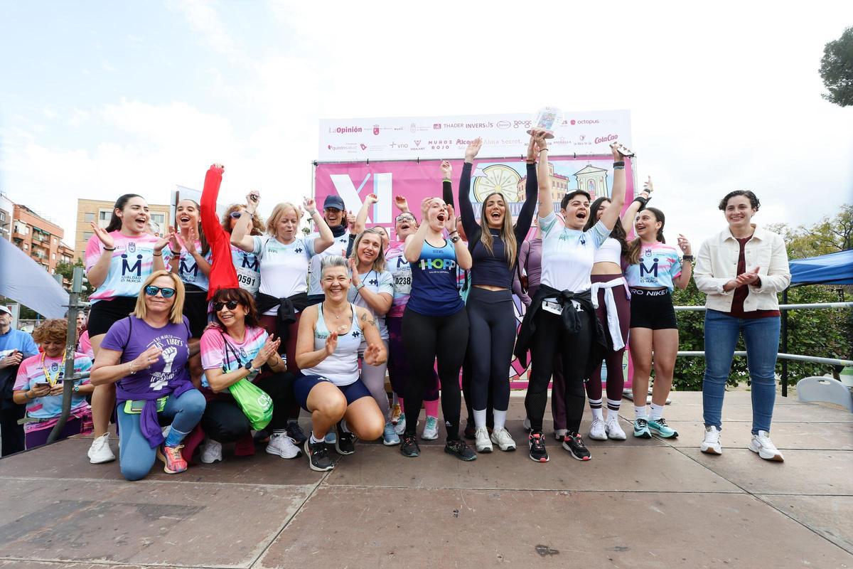 El Gimnasio Hoop, recibiendo su premio como gimnasio o centro deportivo más numerosos