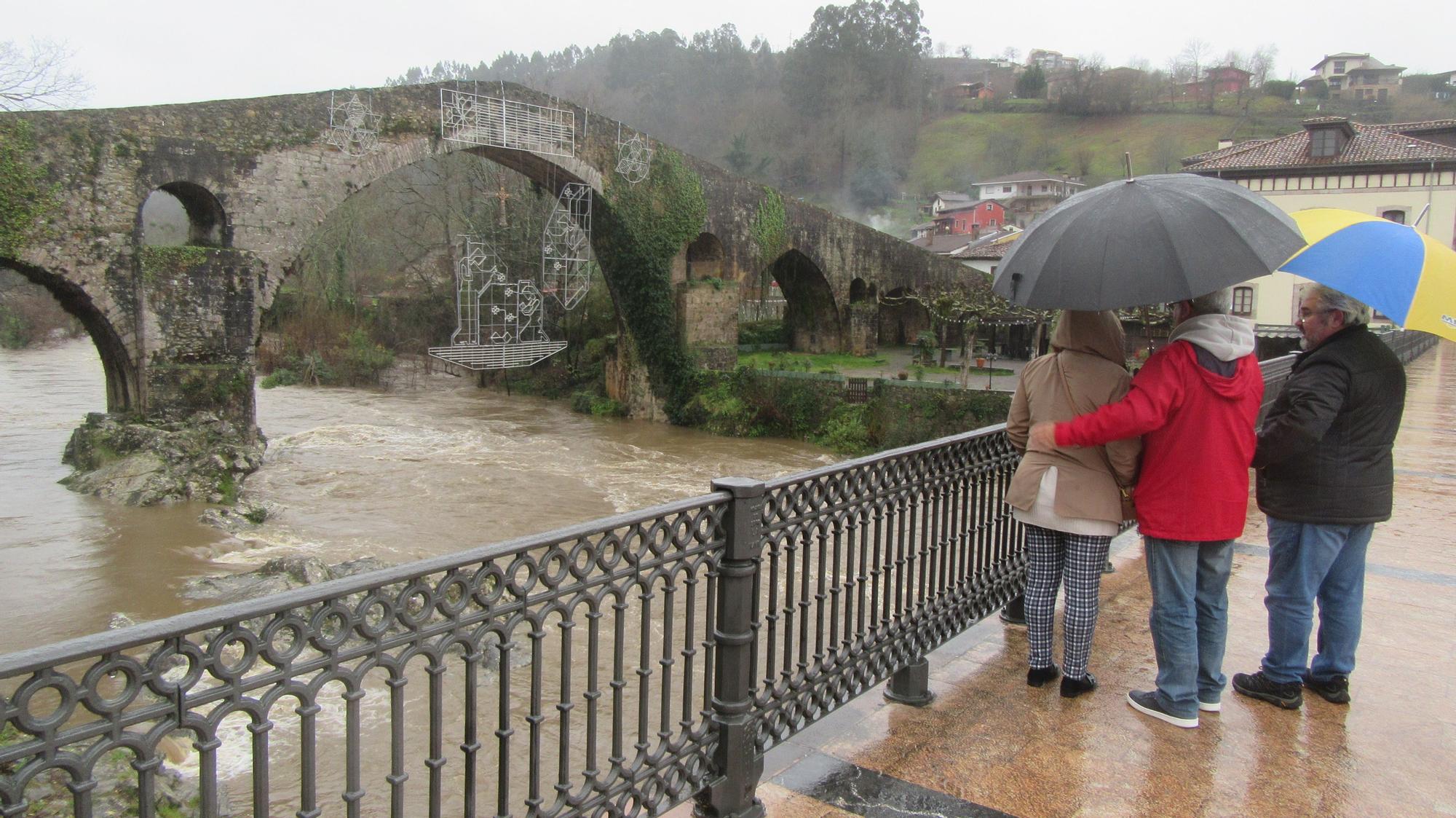 EN IMÁGENES: El temporal en Asturias deja las primeras inundaciones por las lluvias, incidencias en los trenes y vuelos suspendidos