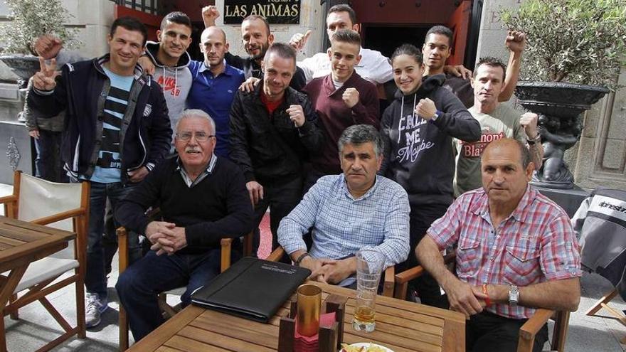 Amoedo (sentado, a la izquierda), con antiguos campeones y nuevos boxeadores del Saudade, en La Posada de las Ánimas.