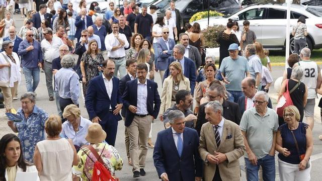 La comitiva ferial y de autoridades, ayer, dirigiéndose al Palacio de Congresos, donde se celebró la jornada de Asata. | MARCOS LEÓN