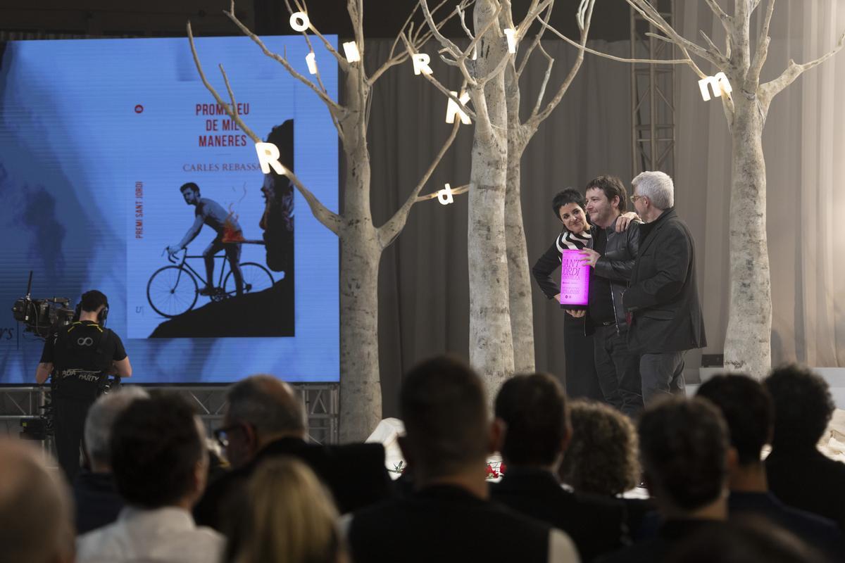A la izquierda, la portada de 'Prometeu de mil maneres', la novela premiada, que se publicará este mes