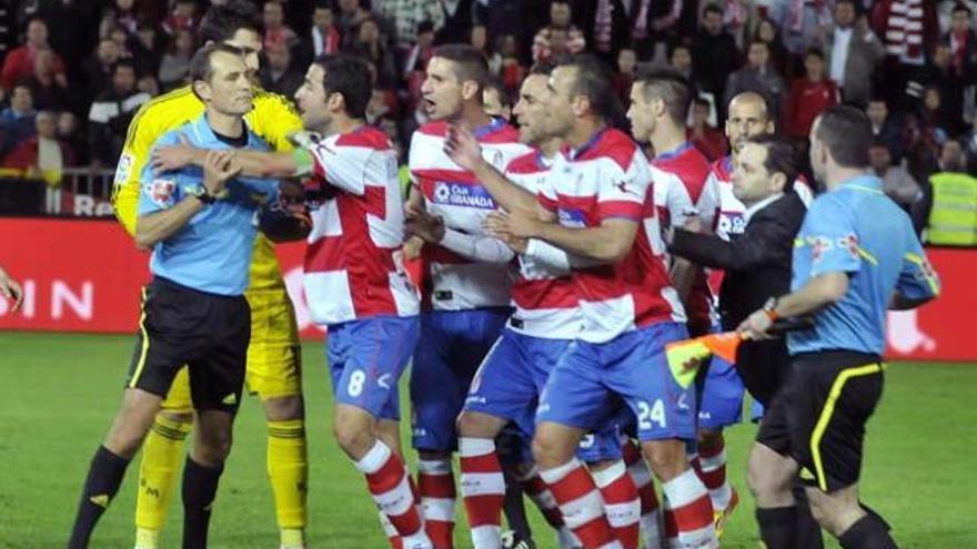 El Madrid remonta al final ante un Granada que perdió los nervios