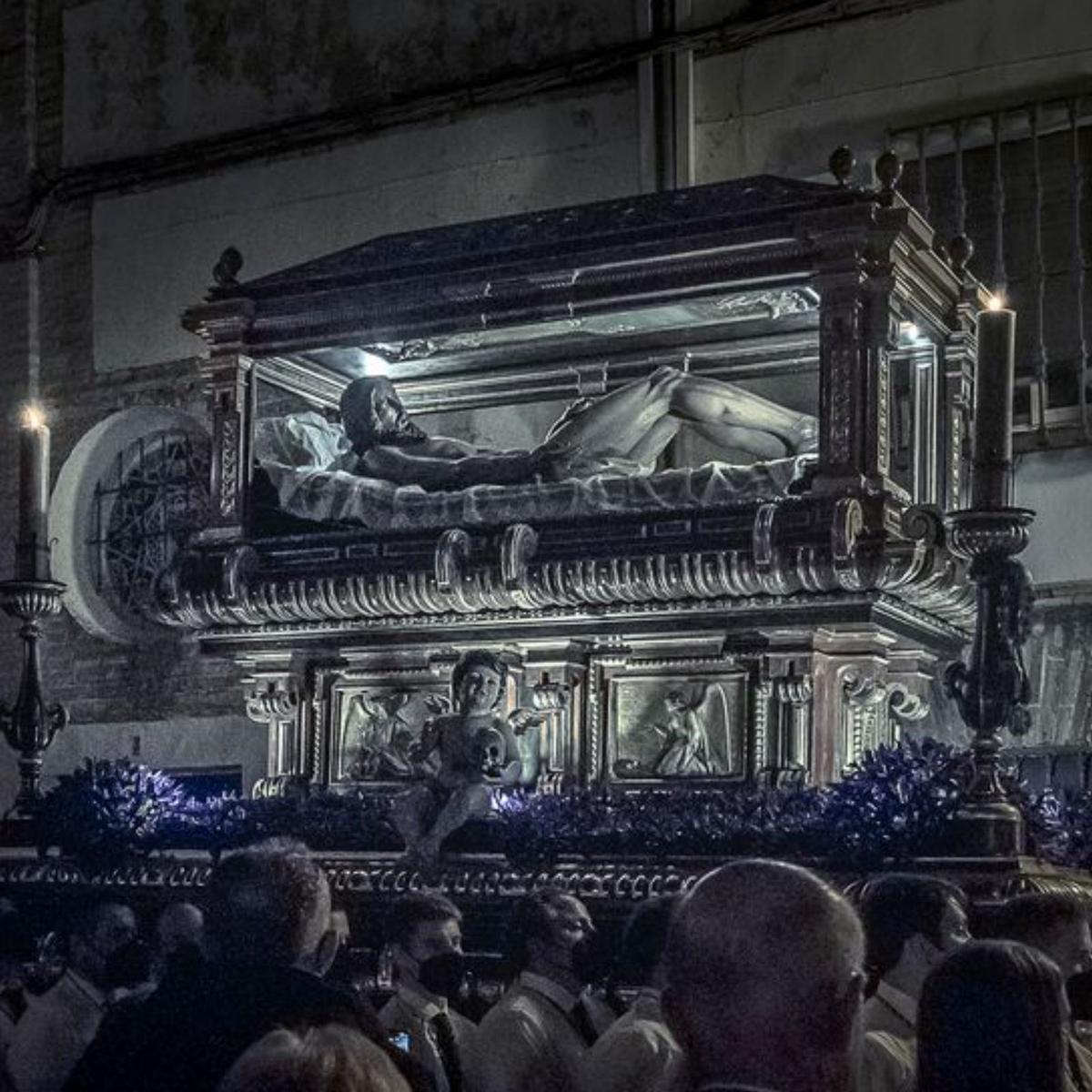 VIRGEN DE LOS DOLORES ESTÁ ACOMPAÑADA POR EL CORTEJO MÁS NUMEROSO.