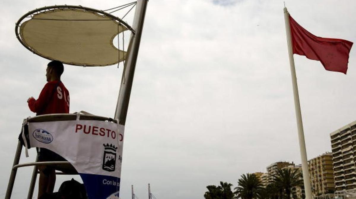 Imagen de archivo de un socorrista en la playa de La Malagueta.