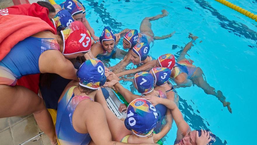 Las chicas de Itziar celebran la victoria en la piscina tras conseguir su participación en la Copa. | | ARSENIO WATERPOLO
