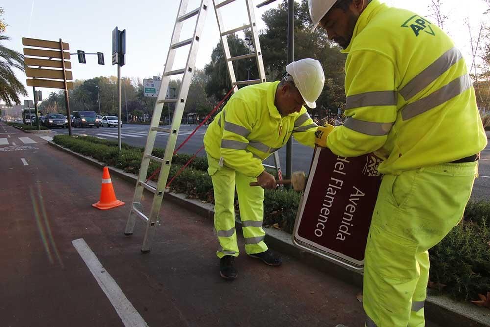 En imágenes el cambio del callejero a Cruz Conde y Vallellano