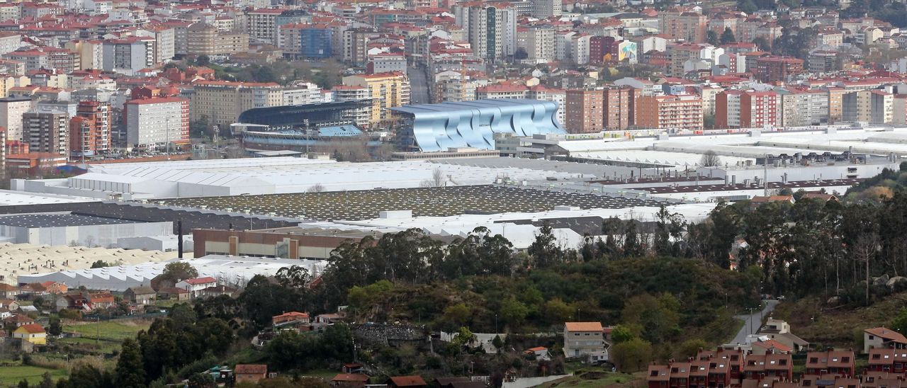 Vista de la planta de Stellantis Vigo, con Balaídos al fondo.