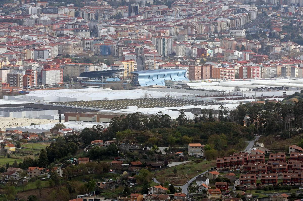 Vista de la planta de Stellantis Vigo, con Balaídos al fondo.