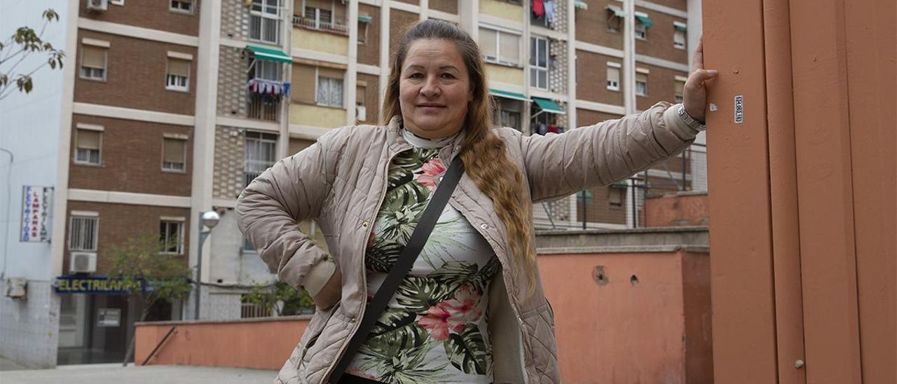 Josefina, madre de dos hijos que viven en una habitación subarrendada, el pasado lunes en el barrio de Sant Ildefons (Cornellà).