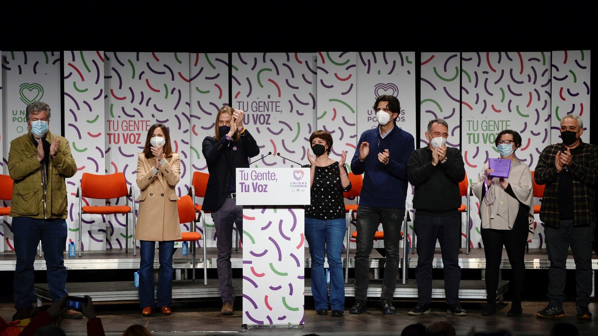 La secretaria general de Podemos, Ione Belarra, junto al candidato del partido para las elecciones de Castilla y León, Pablo Fernández, y otros representantes de la formación morada en un acto en Valladolid