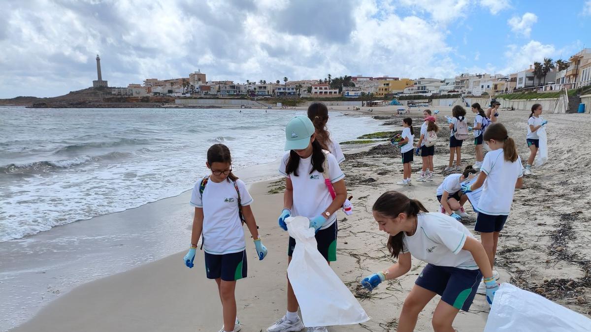 Alumnos de ELIS celebran el Día Mundial de los Océanos con acciones de protección marina