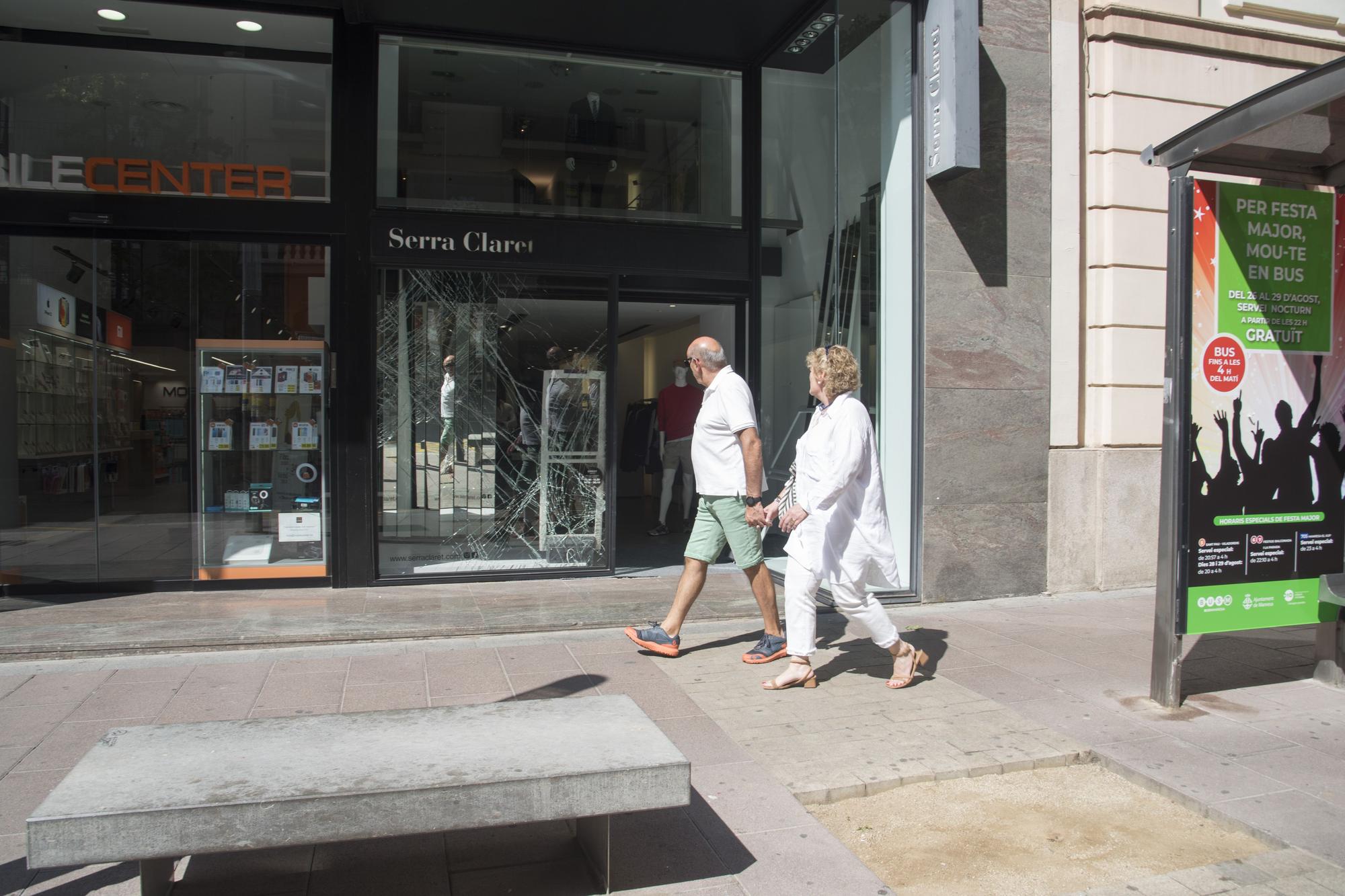 Encasten un vehicle al Serra Claret del carrer Guimerà de Manresa