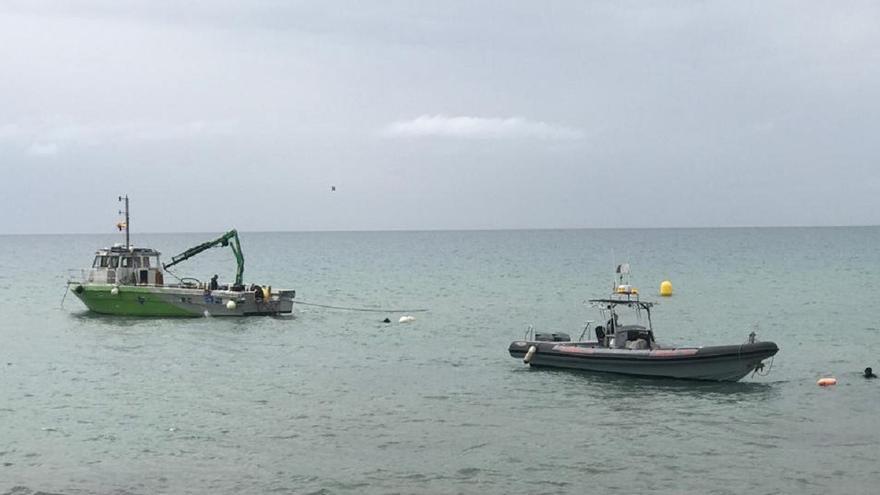 Trabajos de reparación  en el mar del cable que alimenta a la isla de Tabarca