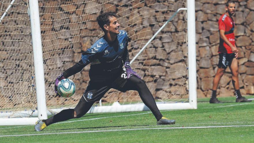 Dani Hernández se dispone a realizar un pase durante un entrenamiento anterior en El Mundialito.