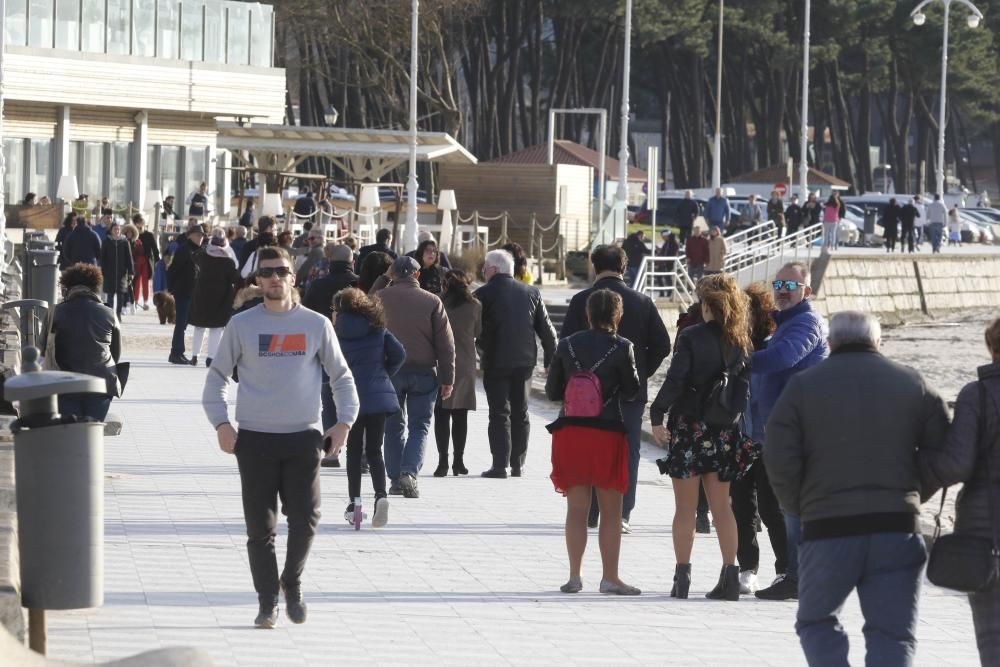 Grupos de personas paseando la mañana de Navidad por Samil.