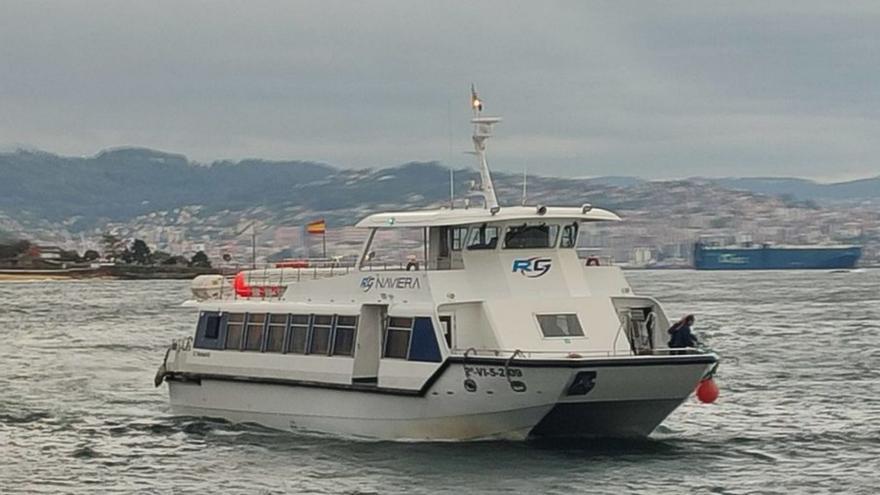 Barco de pasajeros llegando a Cangas durante el temporal Claudia. |  Santos Álvarez