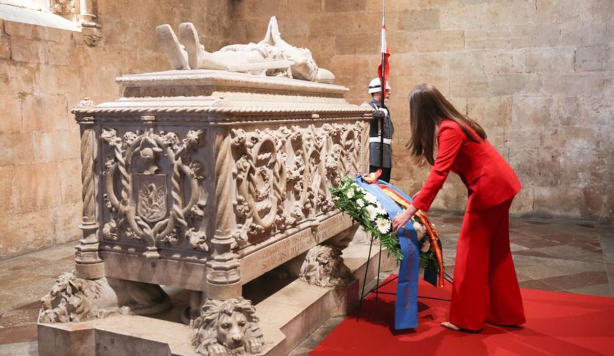 Leonor de Borbón deposita una corona de flores ante el túmulo funerario de Camoens, en el Monasterio lisboeta de los Jerónimos. | Efe