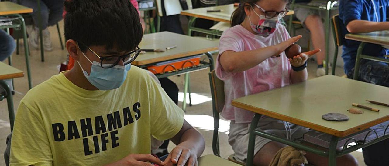 Los alumnos participan activamente en las propuestas de la feria.   | // FDV