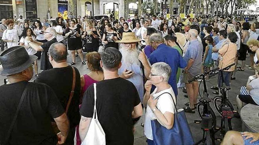 Manifestación por la acogida de refugiados ayer en el Born.