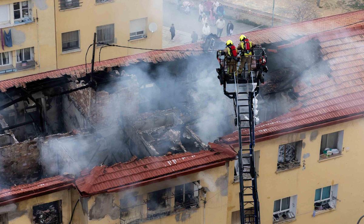 Un incendio en el barrio Miguel Hernández de Alicante deja tres vecinos y seis policías atendidos por inhalación de humo