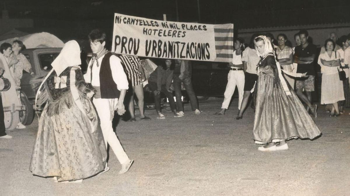 Protesta contra los proyectos urbanísticos en ses Salines en 1990. | D. I.