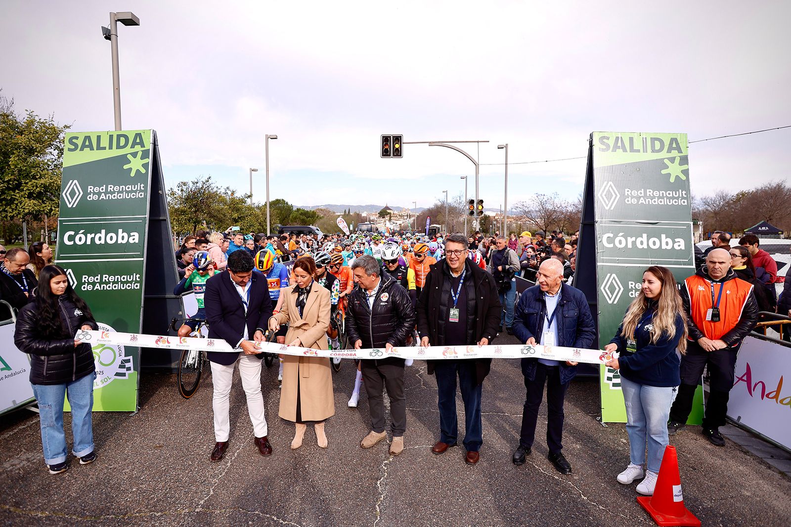La salida de la etapa de Córdoba de la Vuelta a Andalucía en imágenes