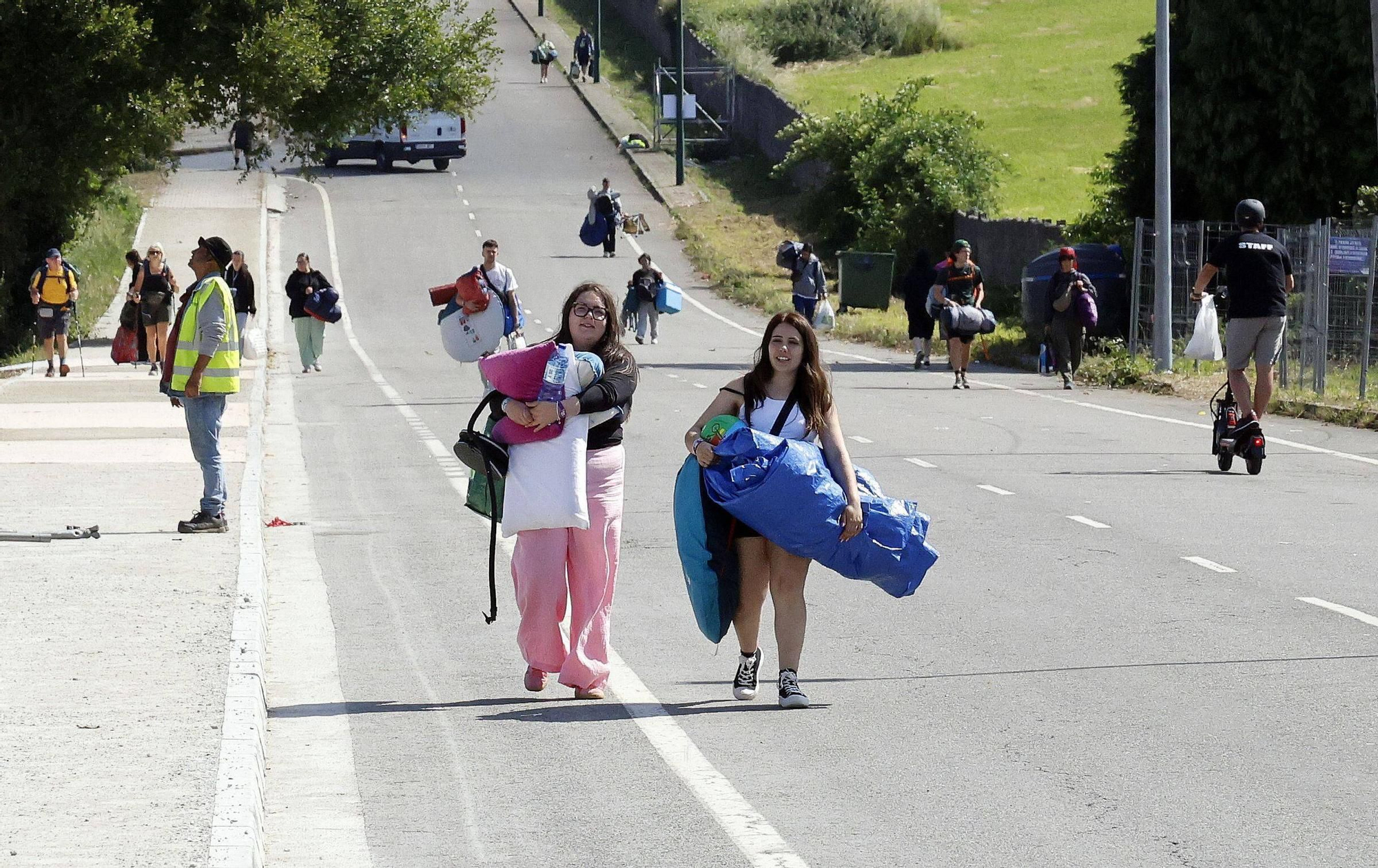 Vuelta a la realidad, paso a paso y mochila a cuestas: los campistas abandonan el Monte do Gozo