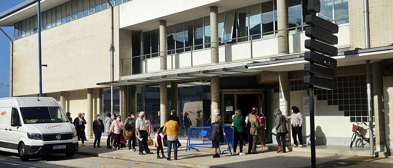 Colas en la entrada del centro de salud de Cambados.  | // NOÉ PARGA