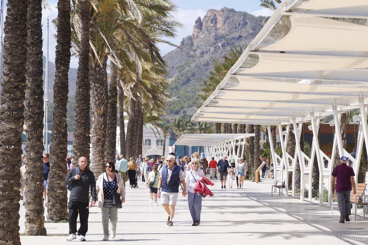 Turistas paseando por la zona del puerto de Cartagena.