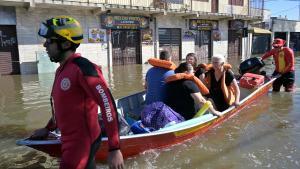 Los bomberos rescatan a afectados por las inundaciones en Porto Alegre, este lunes.