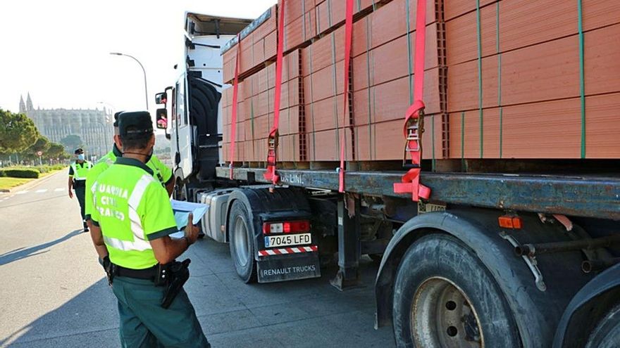 Efectivos del instituto armado supervisan la documentación de un camión. | G.C. Efectivos del instituto armado supervisan la documentación de un camión. | G.C.