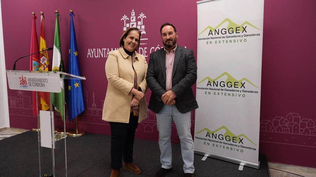 La presidenta del Imdeec, Blanca Torrent, y el presidente de la Asociación Nacional de Ganaderos y Ganaderas en Extensivo (Anggex), Felipe Molina, en la presentación de las jornadas.