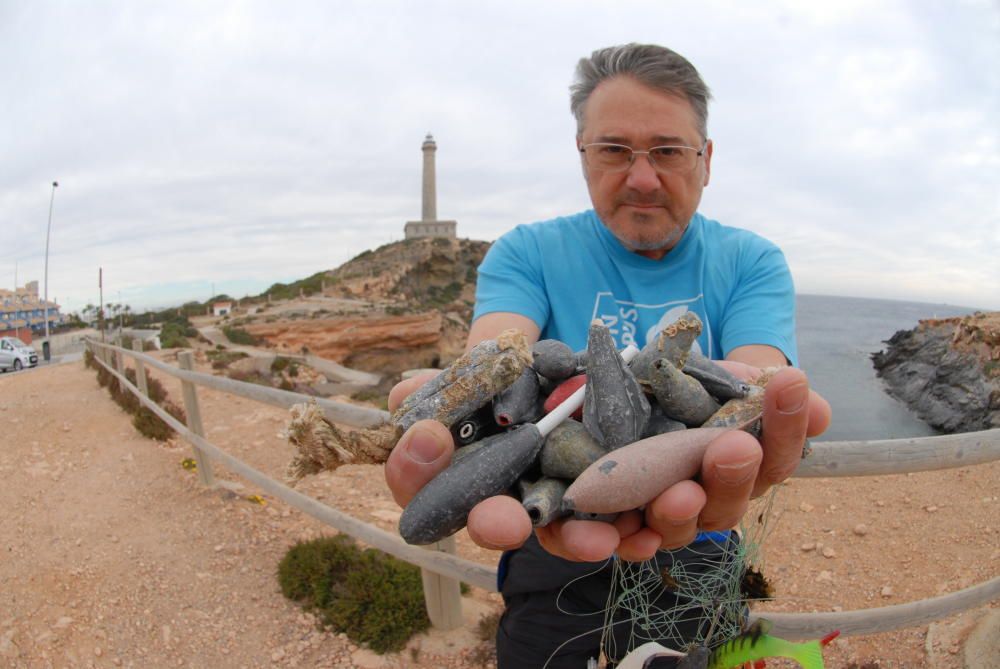 Miles de buceadores limpian de plomo el fondo marino de la Región de Murcia