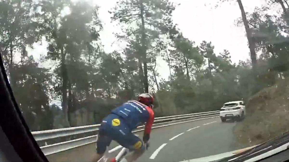 Aleix Espargaró avança cotxes amb bicicleta a tota velocitat.