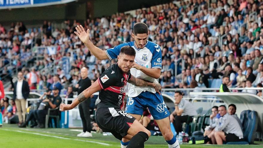 Bodiger, durante el partido de ayer con la grada llena. | | MARÍA PISACA