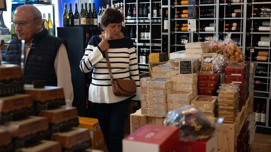 Turistas visitando La Abacería de Productos Zamoranos, situada en la Plaza Mayor. | Emilio Fraile