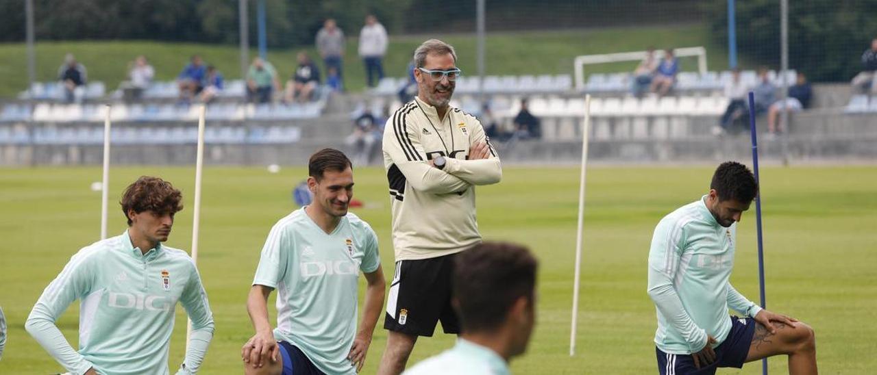 Bolo dirige el entrenamiento con los centrales Luengo, Calvo y Costas haciendo un ejercicio.