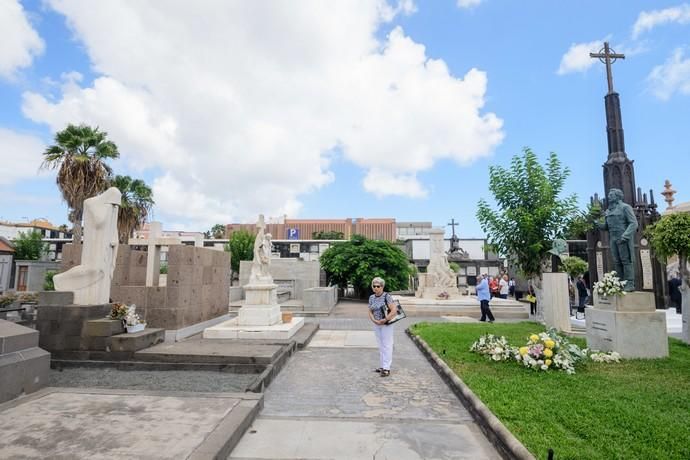 Fotos a la lápida/tumba de Tomás Morales.Detalles de la lápida rota (han arrancado trozos para llevarse partes de poesías suyas que estaban tallados en la piedra)  | 13/09/2019 | Fotógrafo: Tony Hernández