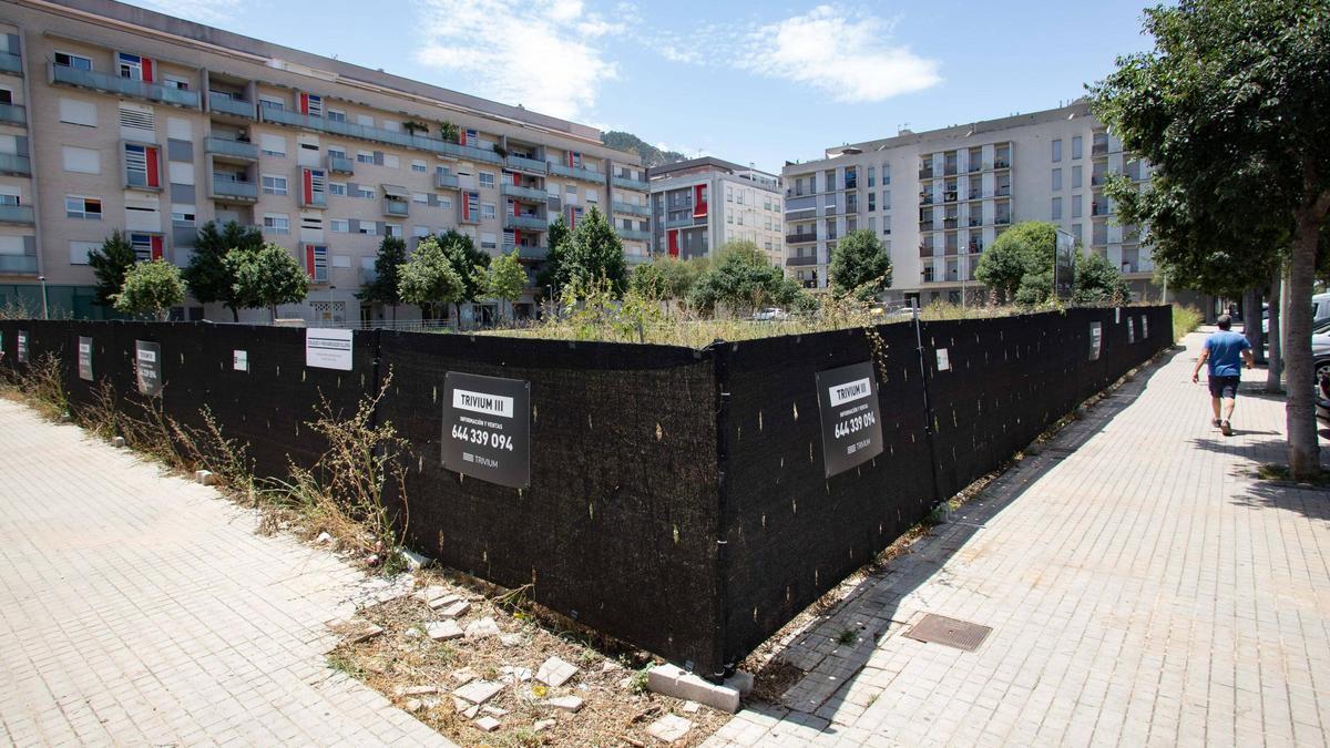 La parcela en la que va a levantarse el nuevo bloque de 29 viviendas, entre las calles 9 d'Octubre y Música Nova.