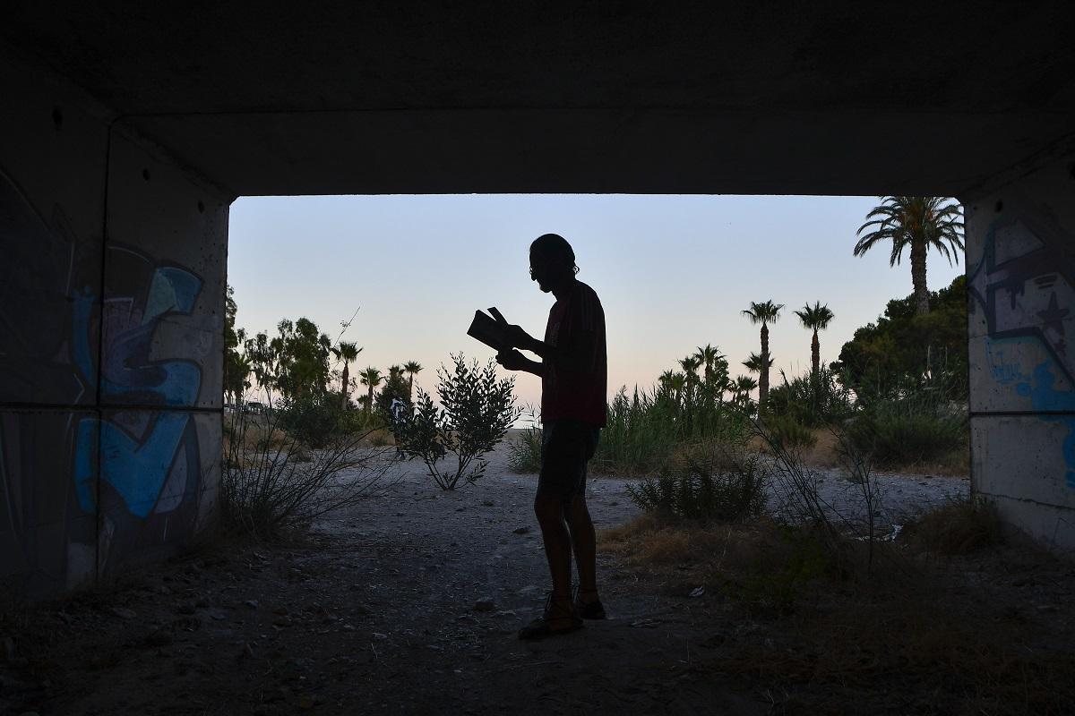 Miguel, el escritor que vive bajo un puente en Roquetas de Mar (Almería)