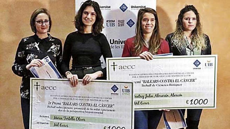 Las cuatro galardonadas posan con el premio.