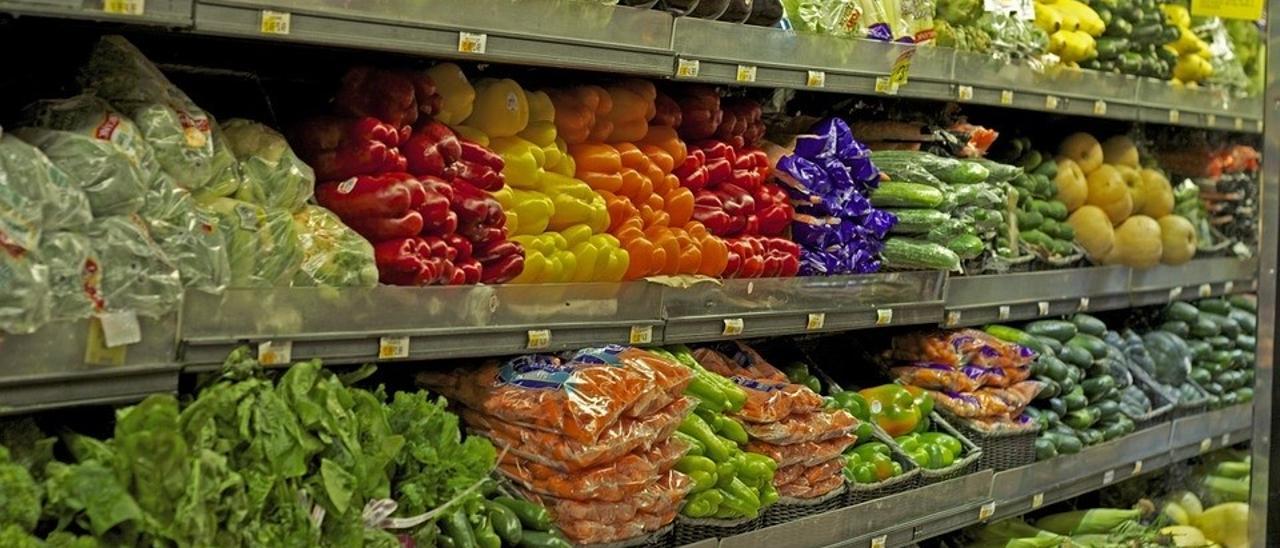 Frutas y hortalizas en un supermercado.