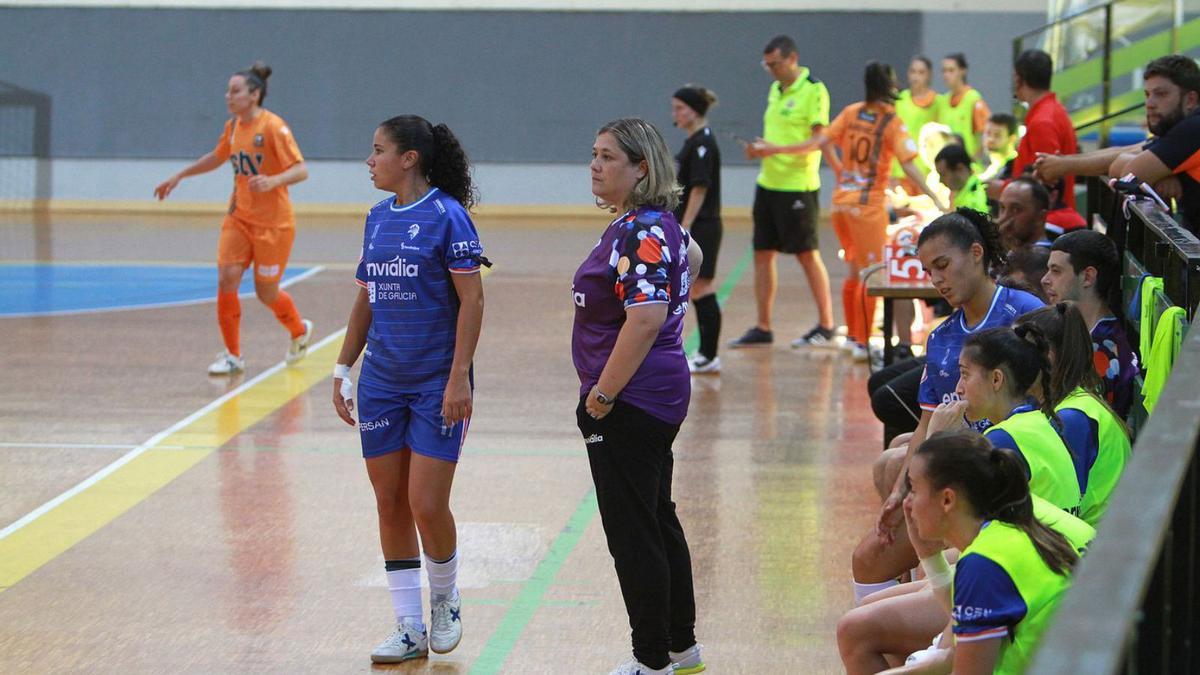 La entrenadora Modoruza, junto a Judith Pedreira, baja por la rotura del ligamento cruzado. |  // IÑAKI OSORIO