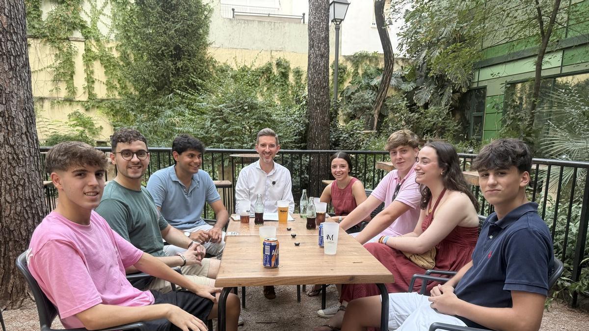 El líder del PP de Gandia, Victor Soler, con un grupo de jóvenes en el primer capítulo del nuevo espacio de opinión