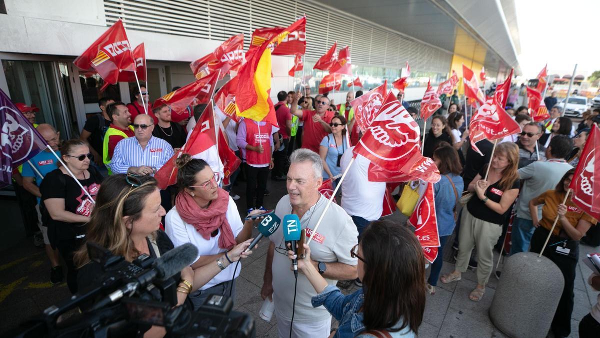 Concentración de trabajadores de Iberia en el aeropuerto de Ibiza.