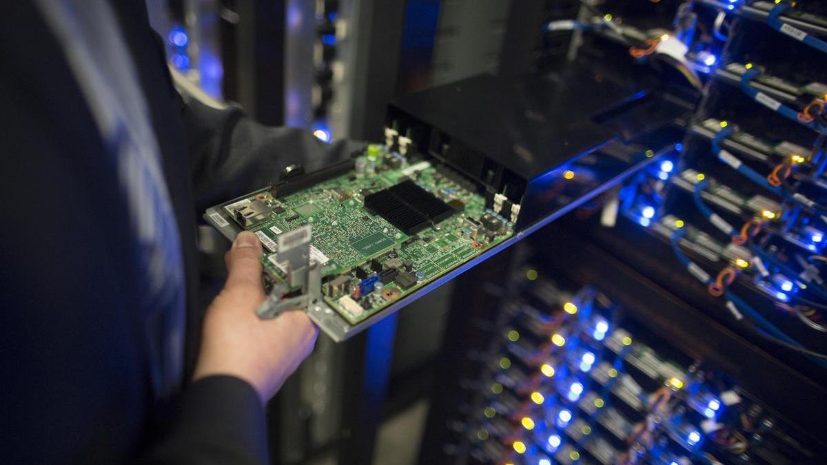 Un empleado de Facebook muestra una CPU de su centro de datos en Suecia.