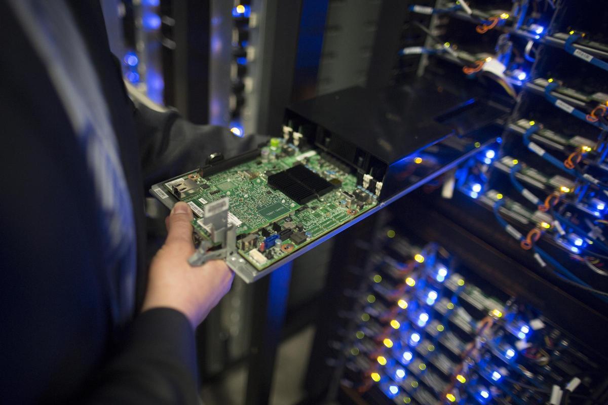 Un empleado de Facebook muestra una CPU de su centro de datos en Suecia.