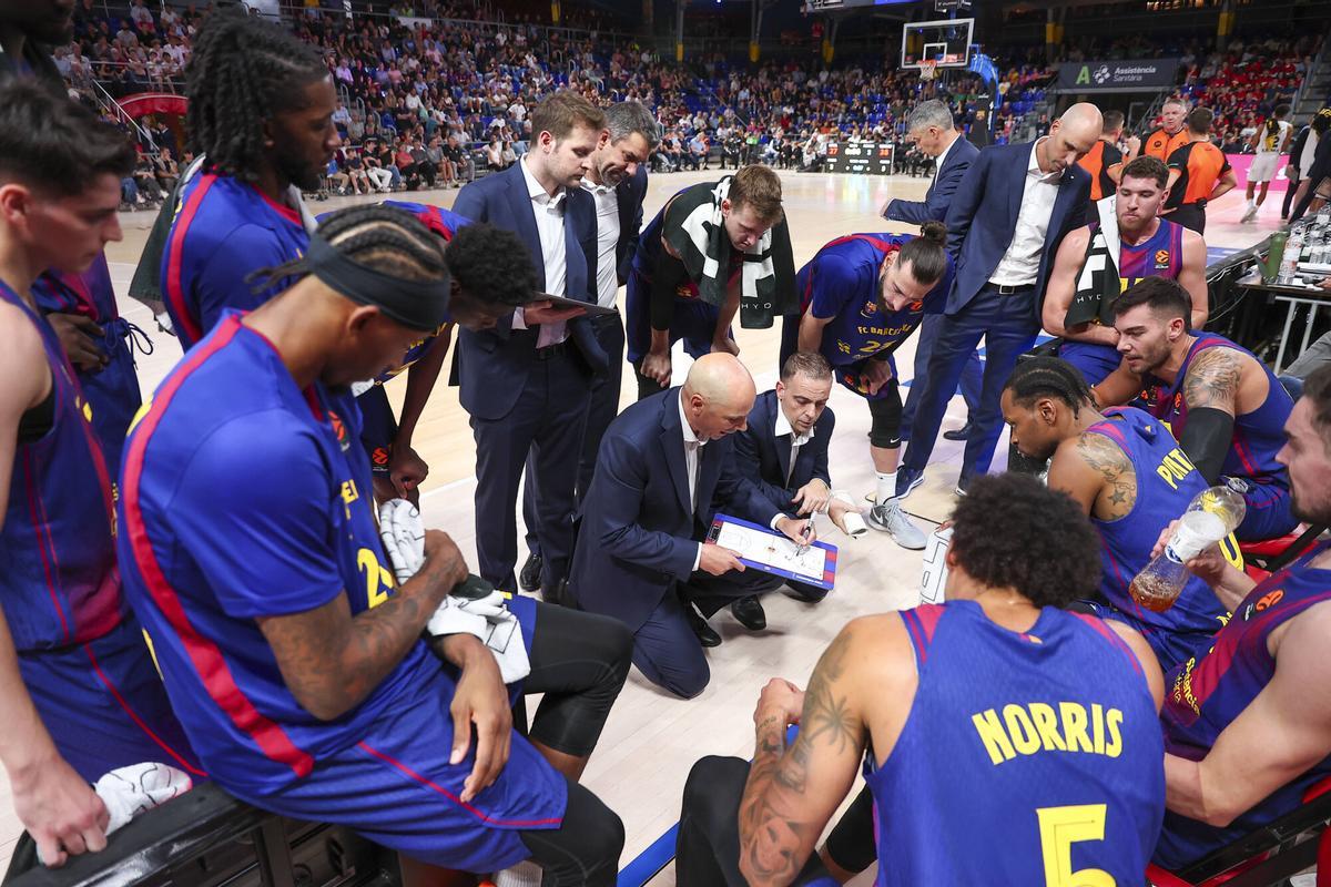El técnico azulgrana, durante un tiempo muerto ante los lituanos