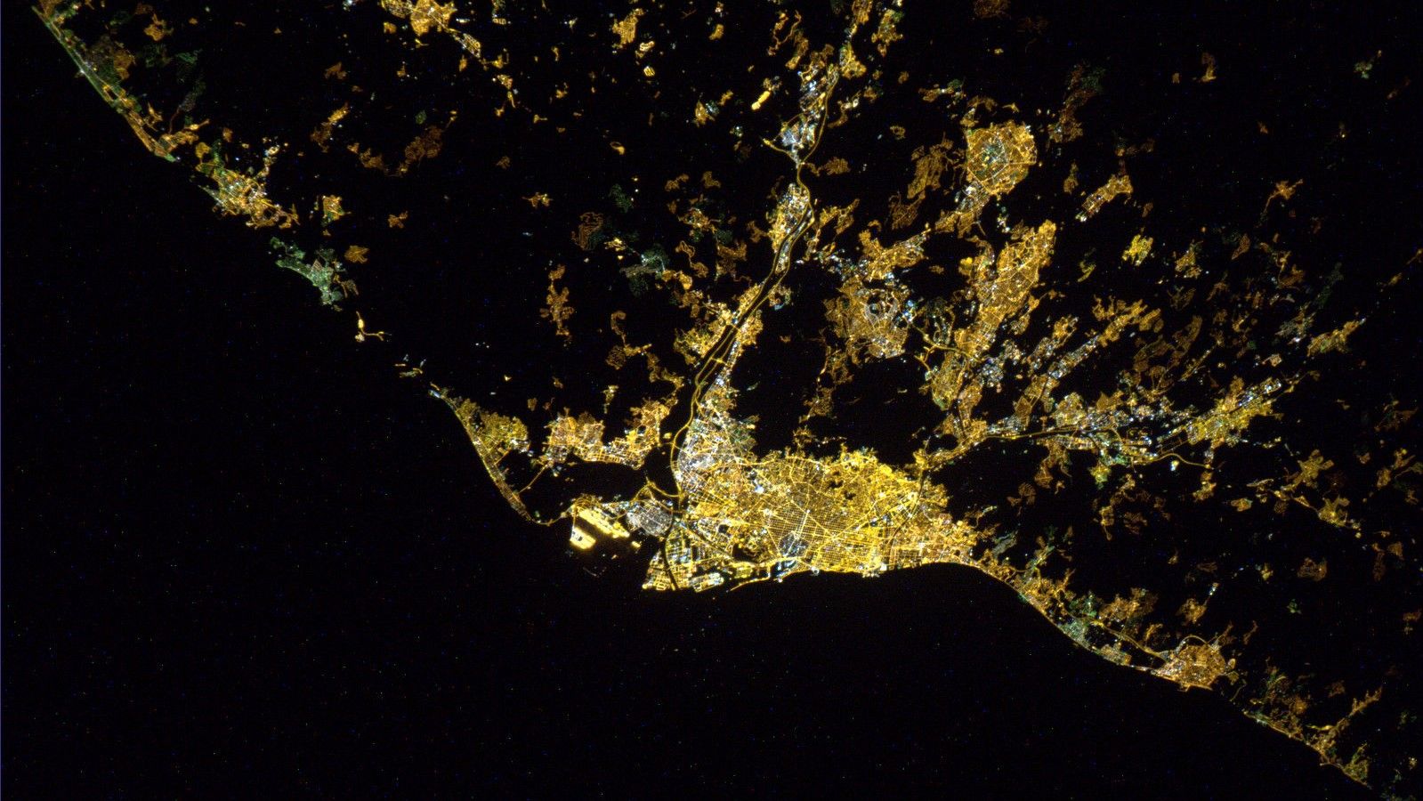 Vista de Barcelona por la noche, captada desde la Estación Espacial Internacional en 2011