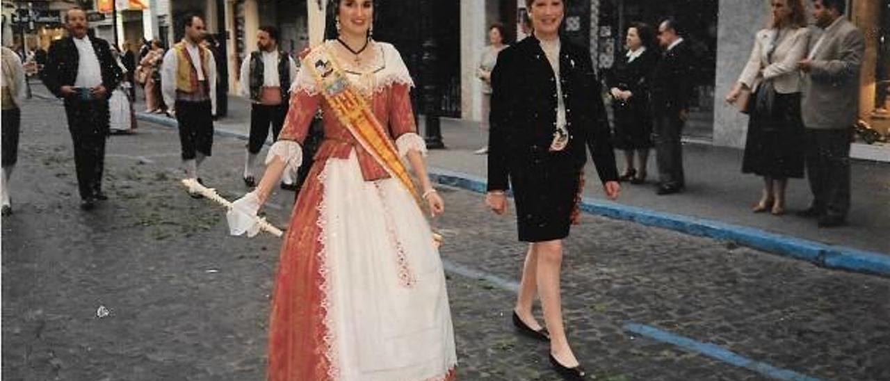 Primer acto oficial de Lourdes como presidenta.